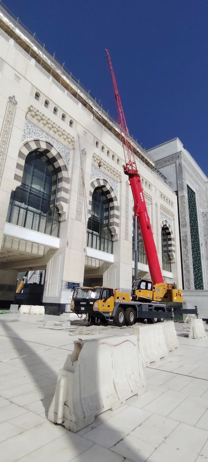 Development of the Two Holy Mosques, Saudi Bin Laden Group crane rental, heavy equipment rental, crane, man lift, scissor lift, boom truck, telehandler, lifting services, construction equipment hire, crane company in Saudi Arabia